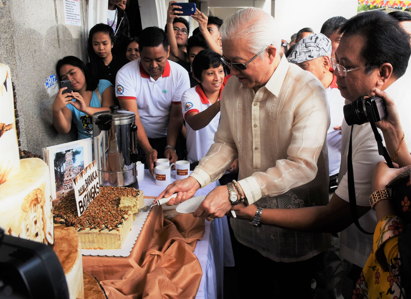 Magkatuwang para sa Lalawigan ng Batangas. Magkasamang ginayat nina Batangas Governor Dodo Mandanas at Vice Gov. Nas Ona ang Kapeng Barako cake, na isa sa mga tampok na aktibidad ng 435th Foundation Day ng Lalawigan ng Batangas noong ika-8 ng Disyembre 2016 sa Batangas Provincial Livelihood Center (BPLC) sa Batangas Port, Santa Clara, Batangas City. Ayon kay Governor Mandanas, ang BPLC ang “simbolo ng pagpapaunlad, pagbabago at tunay na makabuluhang pagtulong sa kapwa.” Vince Altar / Photo: Eric Arellano - PIO Capitol