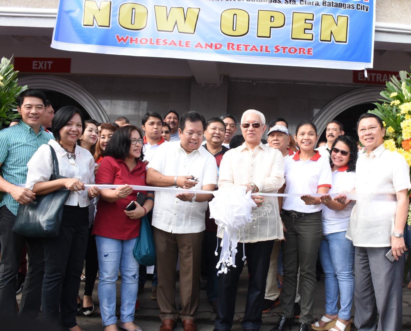 Baraka sa Batangas @ BPLC. Pinangunahan nina Batangas Governor Dodo Mandanas at Vice Gov. Nas Ona ang ribbon-cutting para pormal na buksan ang Baraka sa Batangas, ang pamilihan sa Batangas Provincial Livelihood Center (BPLC) na siyang highlight ng 435th Foundation Day ng Lalawigan ng Batangas noong ika-8 ng Disyembre 2016 sa BPLC sa Batangas Port, Santa Clara, Batangas City. Kasama sa larawan (harap, mula sa kaliwa) sina Board Member Fred Corona, Provincial Tourism chief Atty. Sylvia Marasigan, Provincial Cooperative head Celia Atienza, Senior Board Member Wheng Africa, Board Member Arlene Magboo, at Provincial Tourism Council President Sonny Lozano. Nandoon din para sumaksi ang mga capitol department heads at iba pang Sangguniang Panlalawigan members. Vince Altar / Photo: Eric Arellano - PIO Capitol