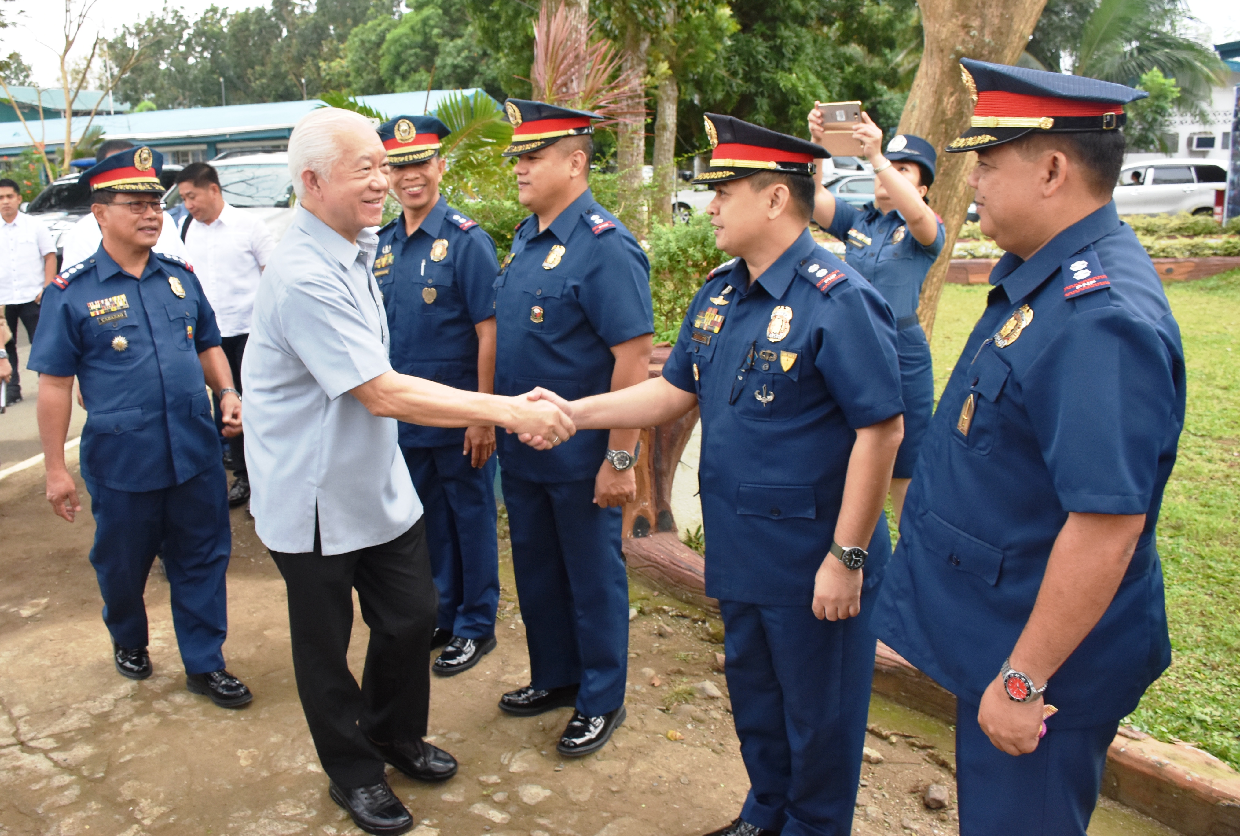 Sinalubong ni Batangas Philippine National Police Acting Provincial Director PSSUPT Leopoldo E. Cabanag at ng mga hepe ng kapulisan ng lalawigan ang pagdating ni Governor Hermilando “Dodo” I. Mandanas para sa kanilang New Year’s Call sa Camp Miguel Malvar. Ang nasabing pagtitipon ay taunang isinasagawa para talakayin ang mga naging tagumpay at mahahalagang accomplishment ng Batangas Provincial Police Office sa nakaraang taong 2016.  Ipinakilala din sa gobernador ang mga alagad ng batas na siyang nangangasiwa sa kapakanan ng mga mamamayan. Kristina Marie Joy B. Andal– Batangas PIO Capitol | Photo by: Eric Arellano