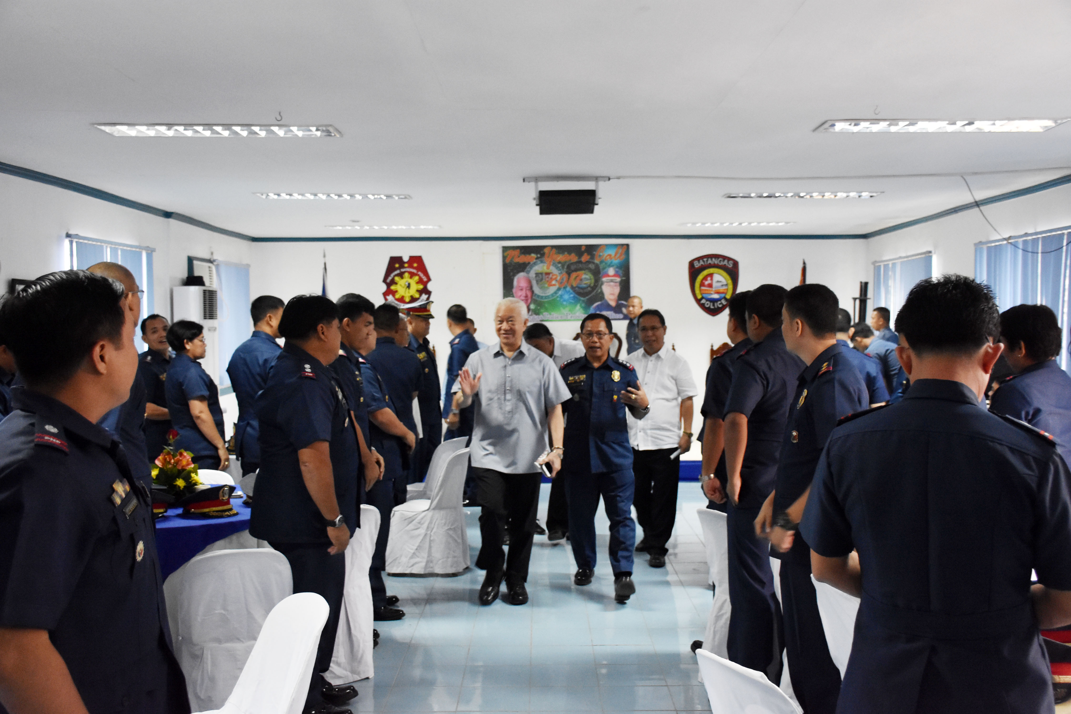 Nagdaos ng isang command conference, kasama si Batangas Governor Hermilando “Dodo” I. Mandanas, ang kapulisan ng lalawigan sa pangunguna ni Philippine National Police Acting Provincial Director PSSUPT Leopoldo E. Cabanag sa Camp Miguel Malvar sa Batangas City noong ika-11 ng Enero 2017. Tinalakay ng mga dumalong hepe at iba pang alagad ng batas sa nasabing pagpupulong ang mga plano at hakbangin upang lalong mapaigting ang seguridad ng mamamayan at kaayusan sa buong lalawigan.  Kristina Marie Joy B. Andal– Batangas PIO Capitol | Photo by: Eric Arellano